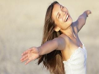 mujer feliz libre